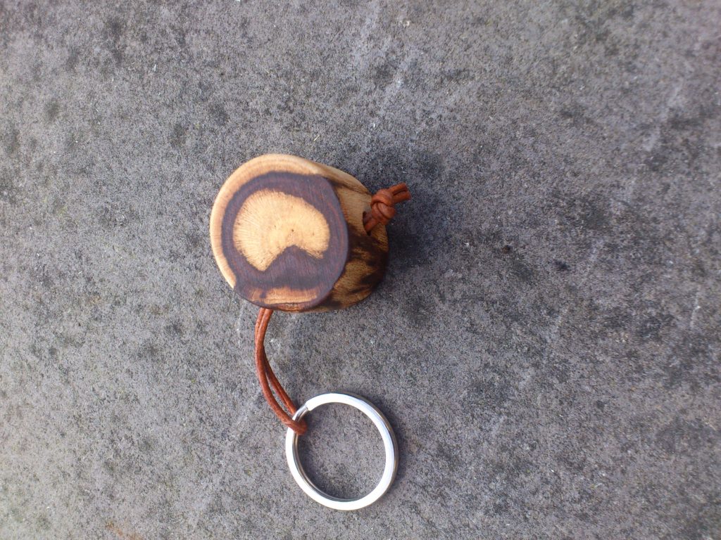 Schlüsselanhänger aus Kirschholz