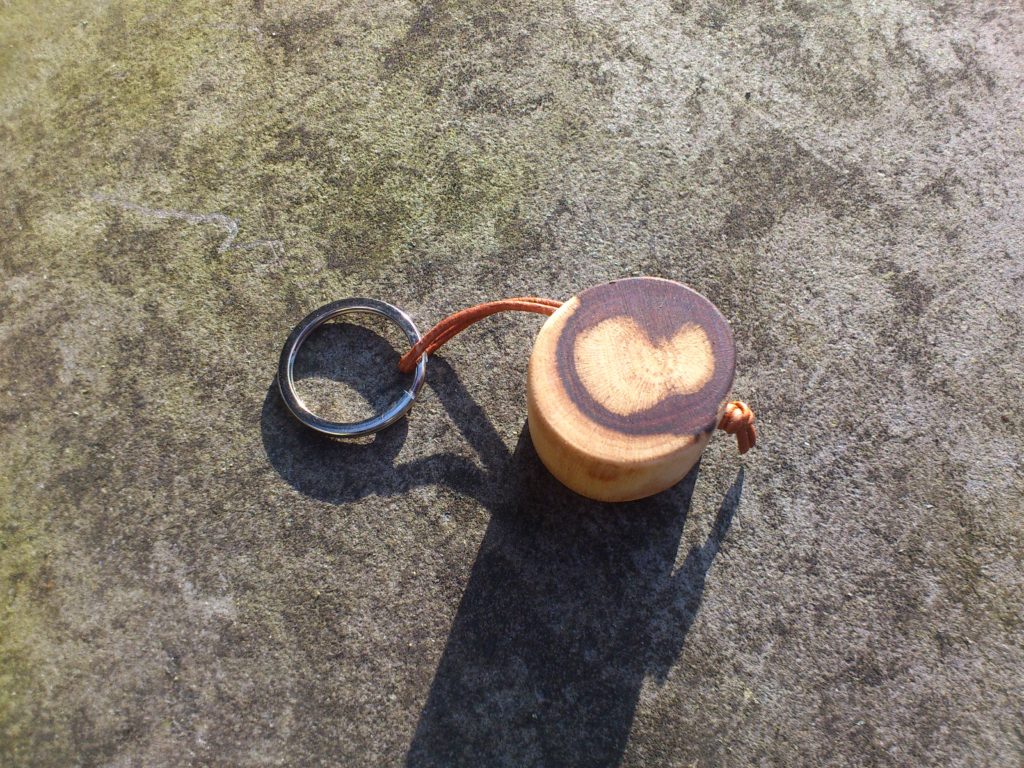 Schlüsselanhänger aus Kirschholz