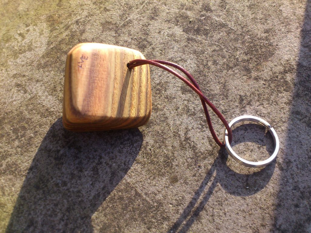 Schlüsselanhänger aus Essigbaumholz