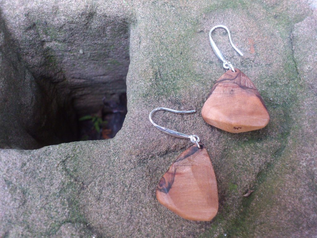 Ohrringe aus Buchenholz, sehr schöne dunkle Einschlüsse, geschliffen, poliert und geölt