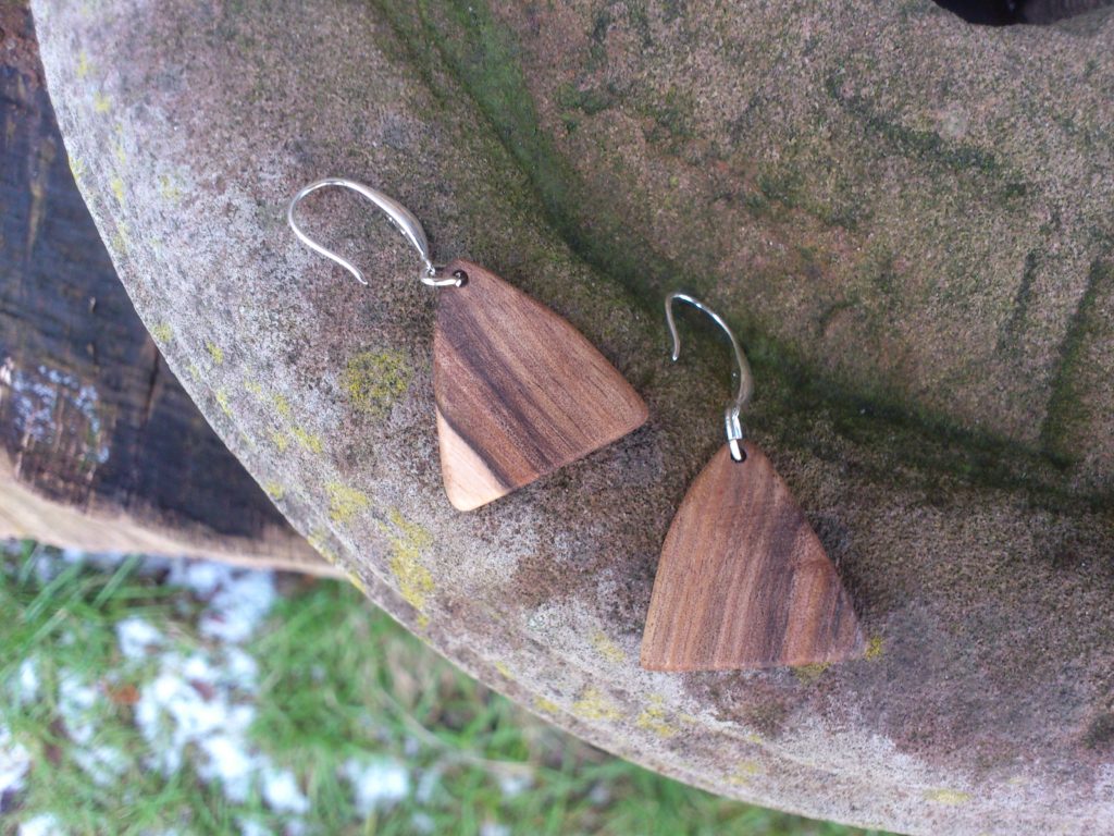 Ohrringe aus Walnussholz, geschliffen, poliert und geölt