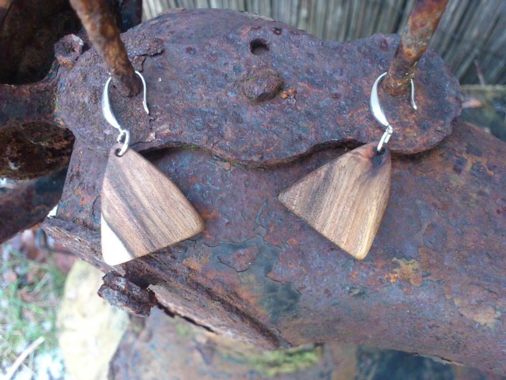 Ohrringe aus Walnussholz, geschliffen, poliert und geölt