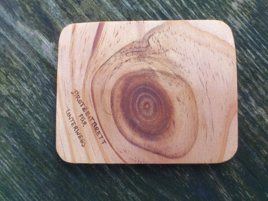 Brotzeitbrettchen für unterwegs zum Schneiden von Käse und Wurst, Kirschholz, ca. 10 x 8 cm