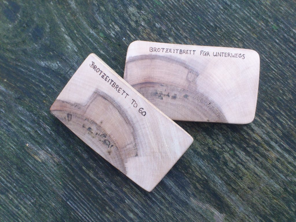Brotzeitbrettchen für unterwegs zum Schneiden von Käse und Wurst, Buchenholz, ca. 9,5 x 5,5 cm