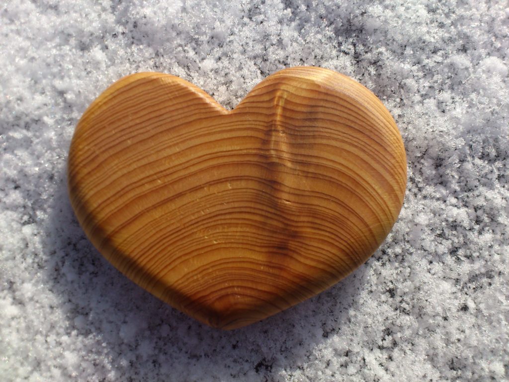 Herz aus Eibenholz