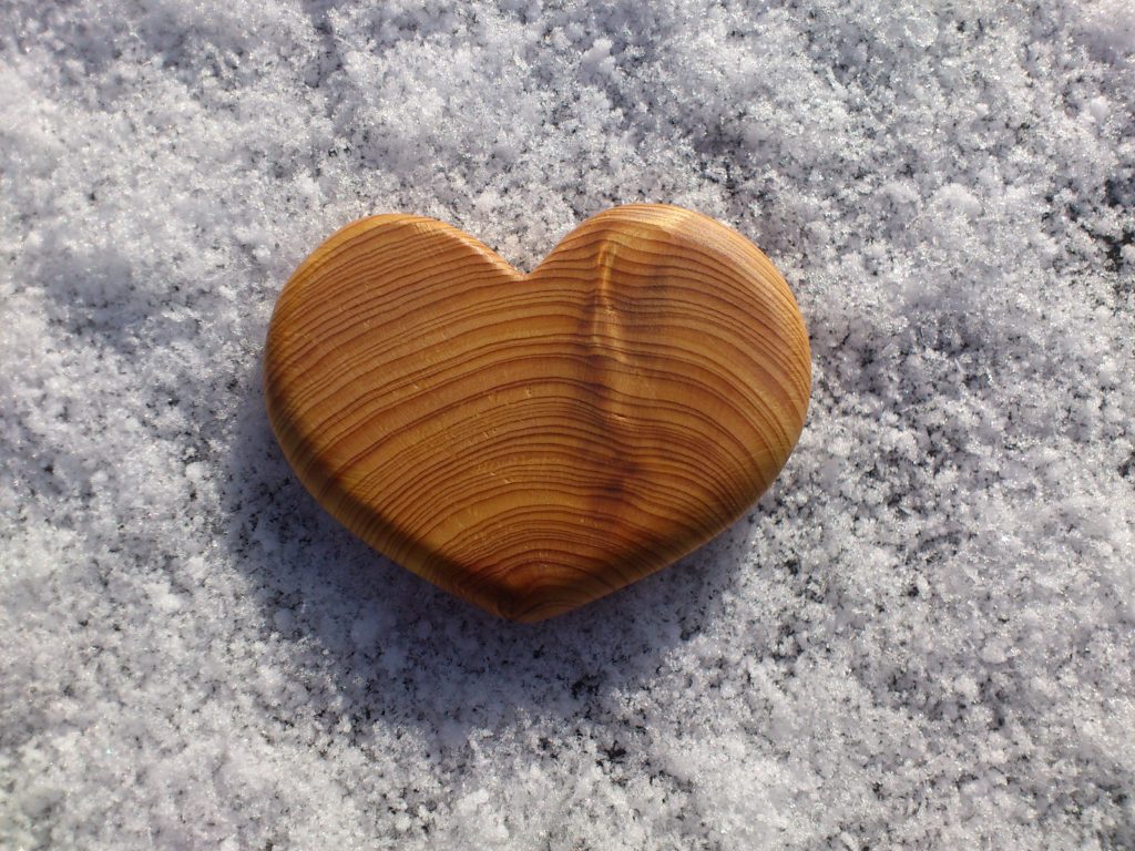Herz aus Eibenholz
