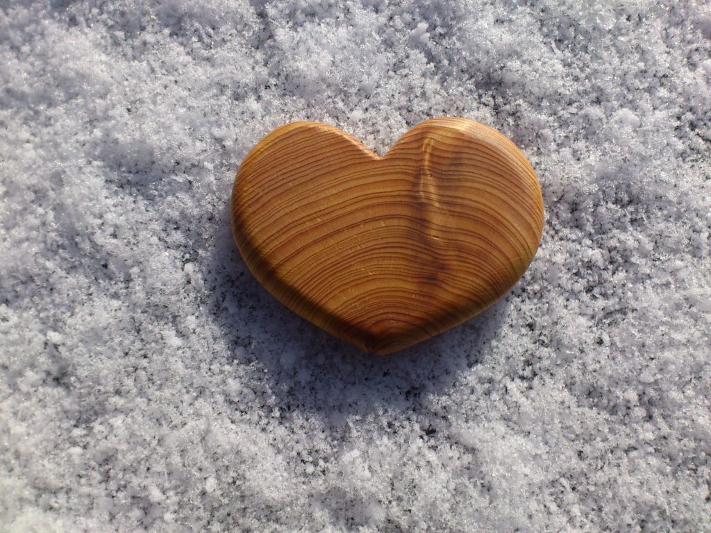 Herz aus Eibenholz
