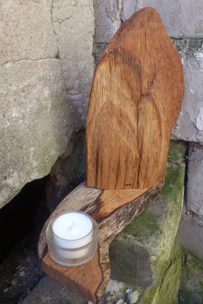 Teelicht mit Eichenholz, grob geschliffen und geölt, ca. 22 cm hoch