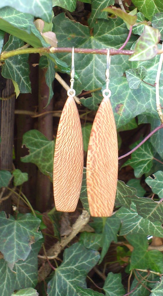 Ohrringe aus Platanenholz, geschliffen und poliert