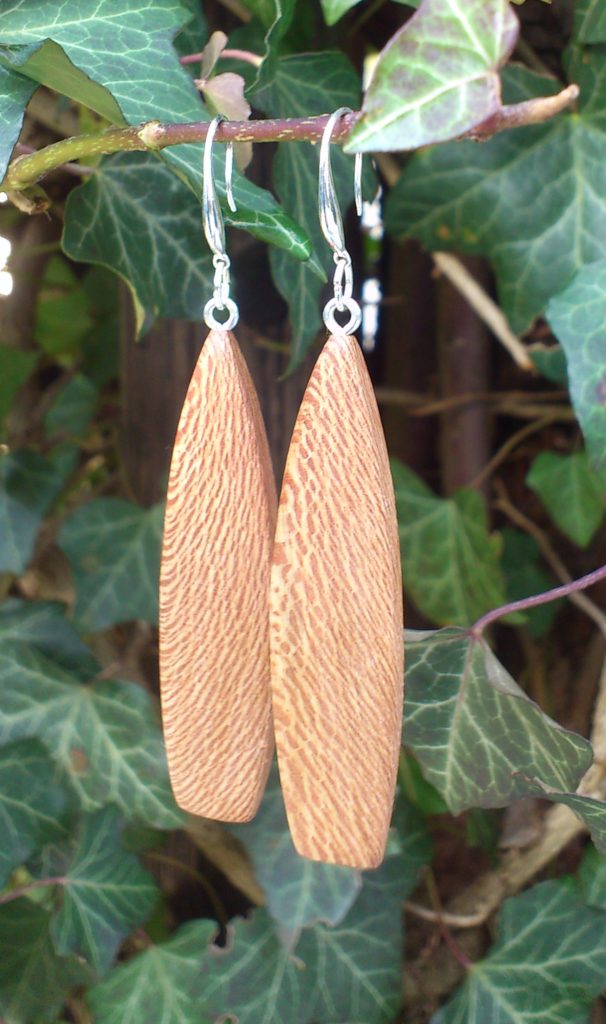 Ohrringe aus Platanenholz, geschliffen und poliert