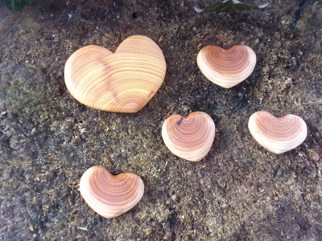 Herzen aus Eibenholz