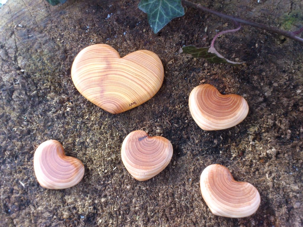 Herzen aus Eibenholz