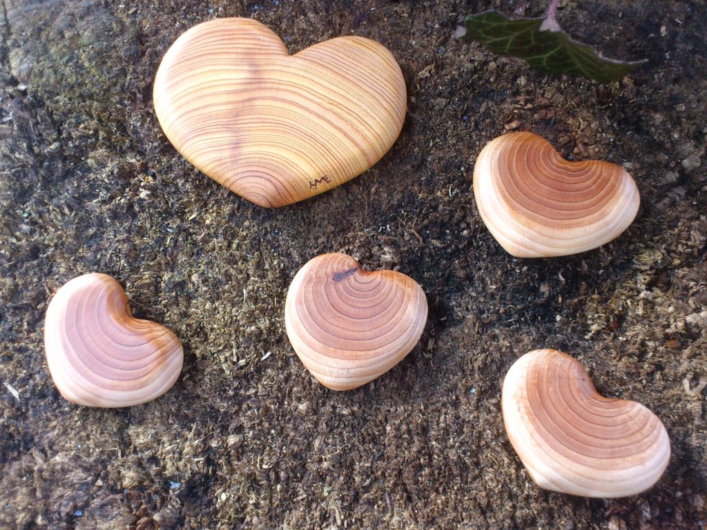 Herzen aus Eibenholz