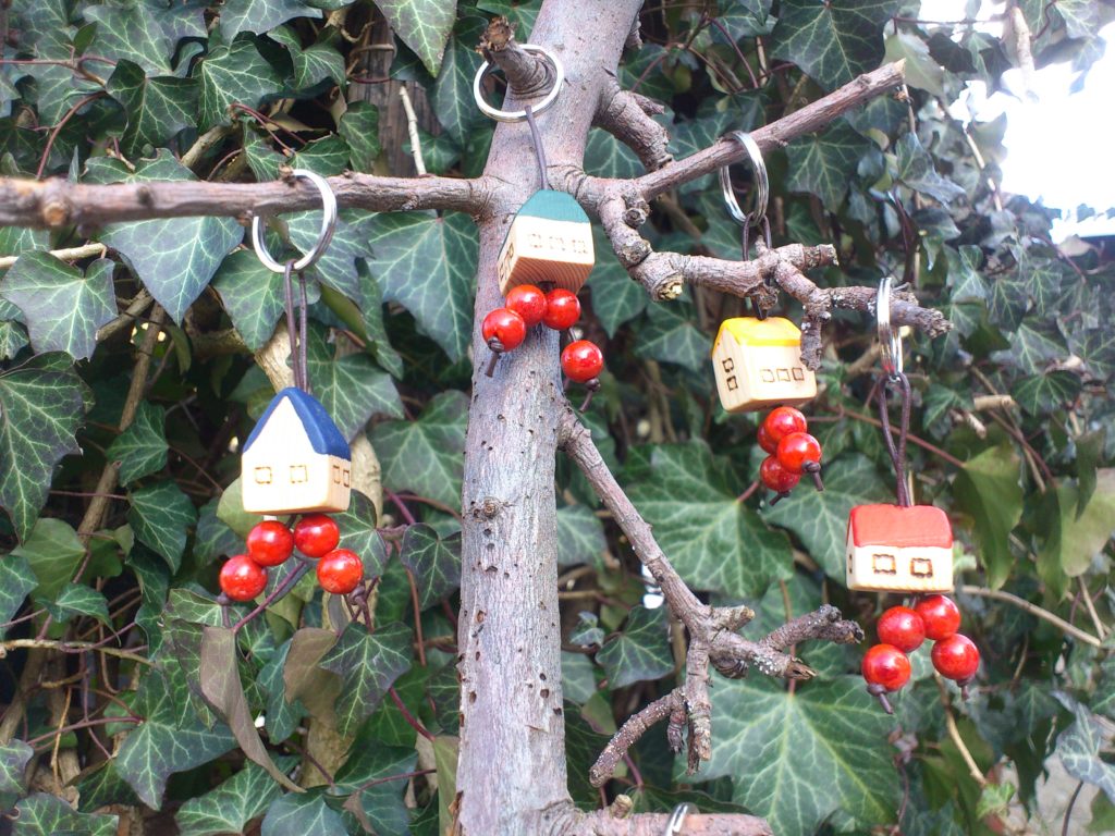 Schlüsselanhänger mit Holzhäuschen und Schaumkorallenperlen