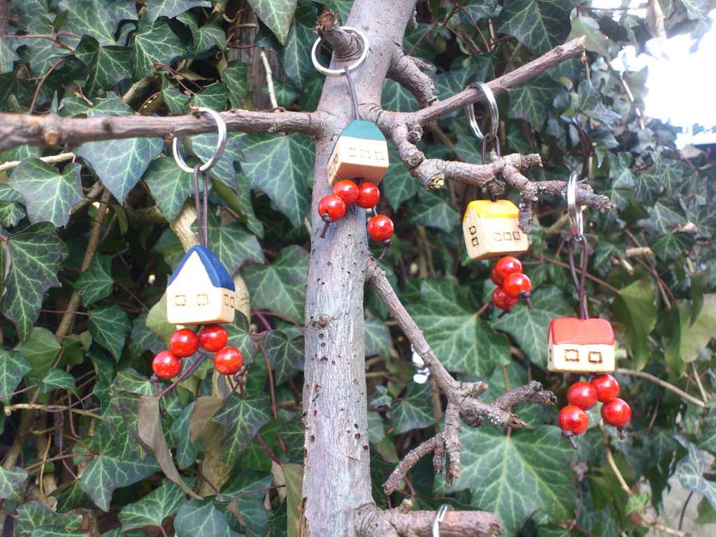 Schlüsselanhänger mit Holzhäuschen und Schaumkorallenperlen