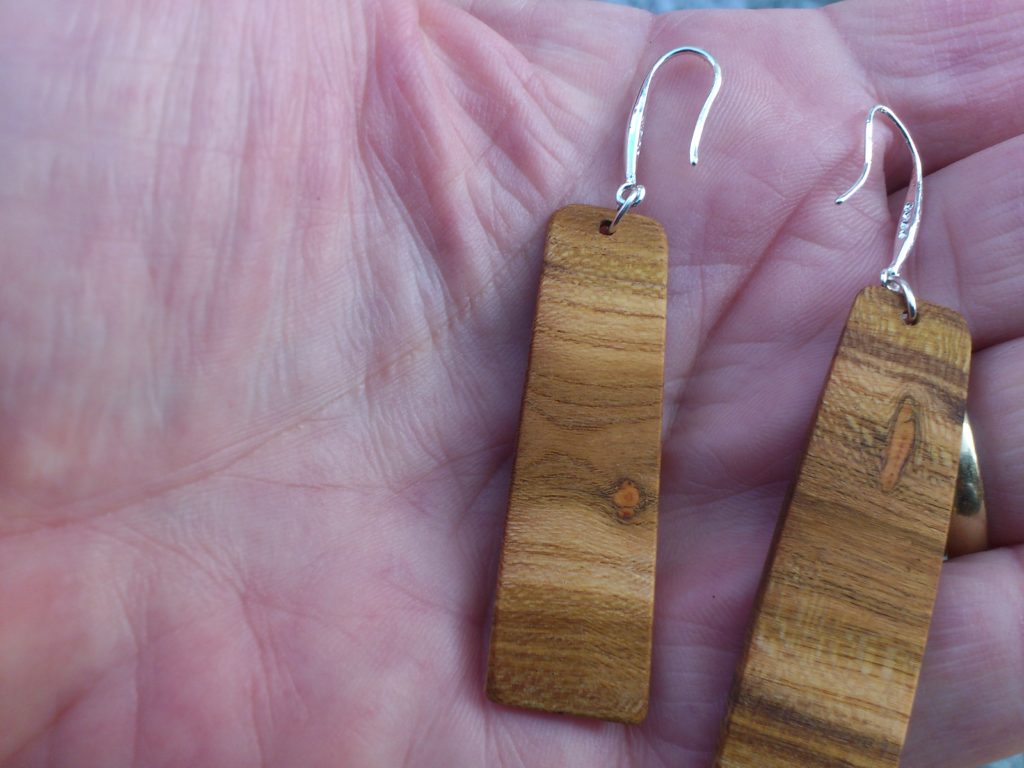 Ohrringe aus geschliffenem und poliertem Pflaumenholz