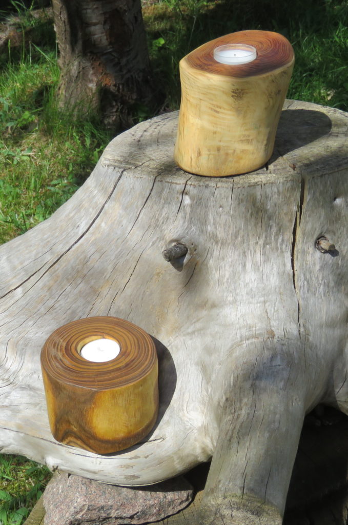 Leuchter aus Essigbaumholz und Eibenholz