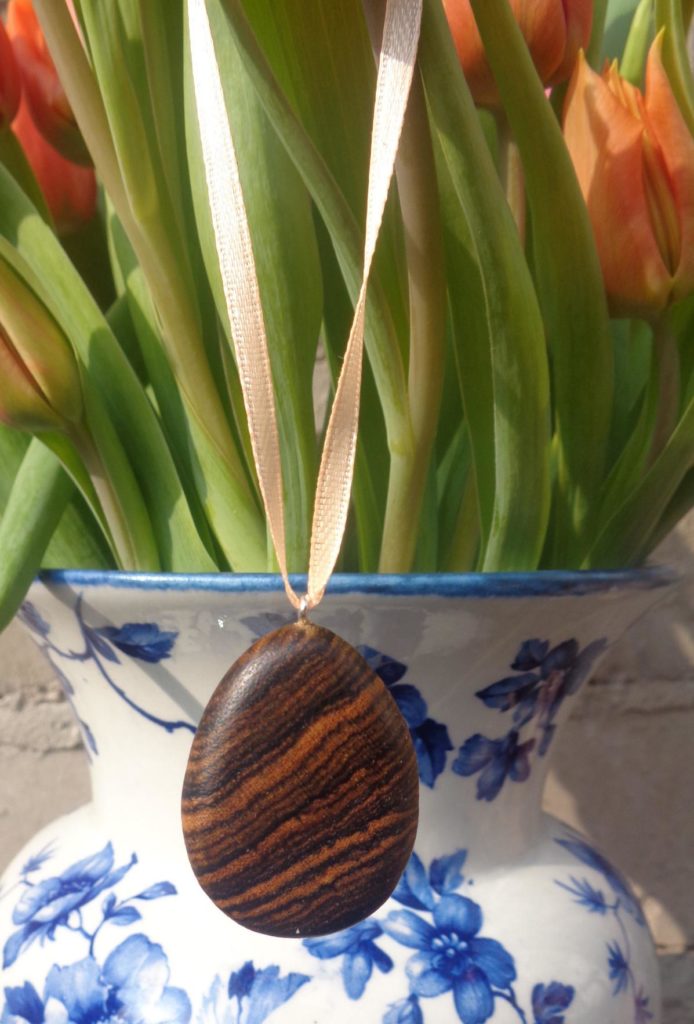 Osterstrauß-Anhänger aus Bocote-Holz