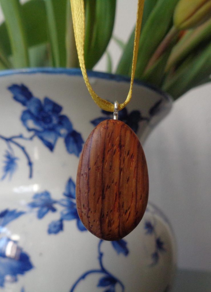Osterstrauß-Anhänger aus Cocobolo-Holz