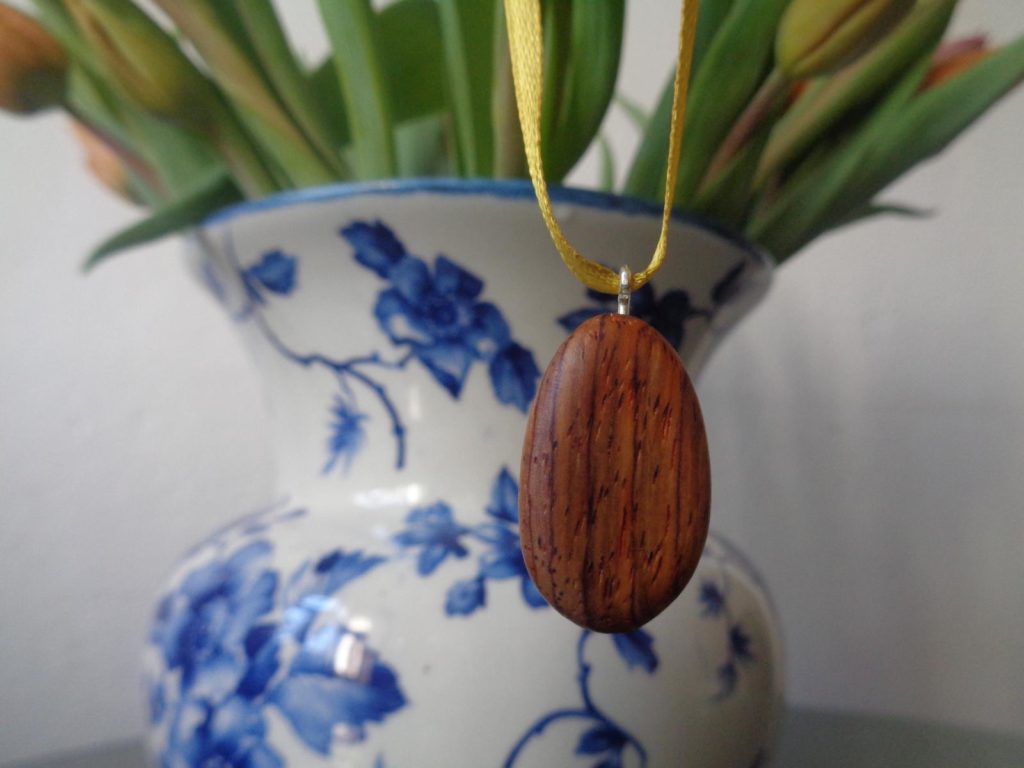 Osterstrauß-Anhänger aus Cocobolo