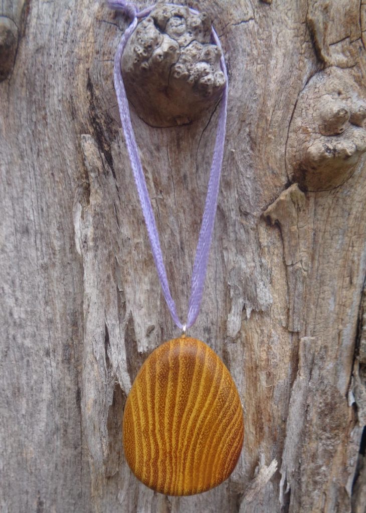 Osterstrauß-Anhänger aus Osage orange Holz