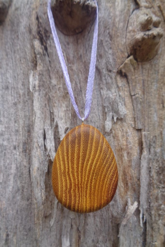Osterstrauß-Anhänger aus Osage orange Holz