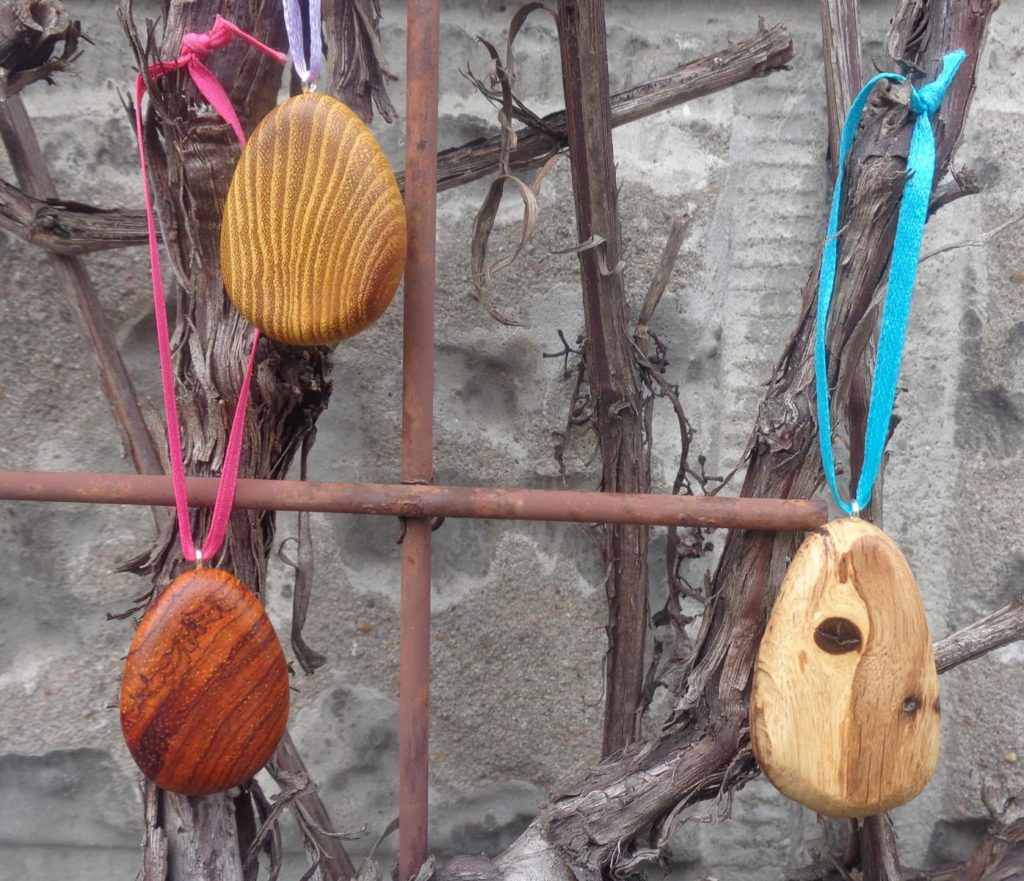 Osterstrauß-Anhänger aus Osage orange Holz, Cocobolo-Holz und gestockter Eiche