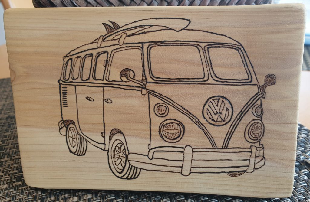 VW-Bulli-Zeichnung auf Wacholder