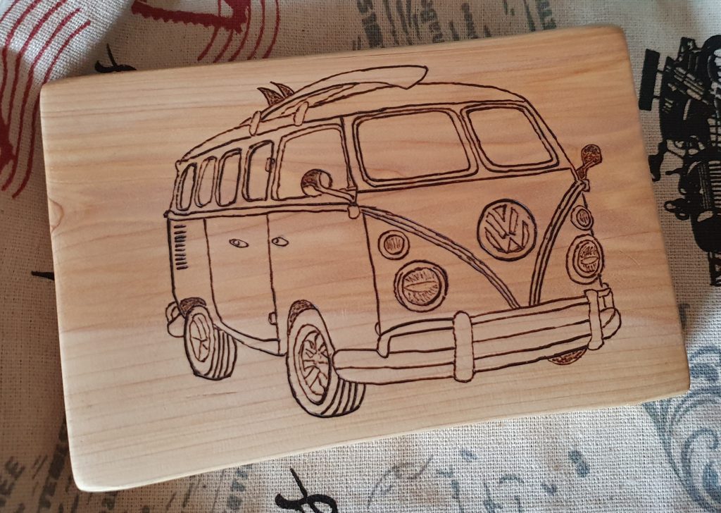 Wacholder mit VW-Bulli-Zeichnung