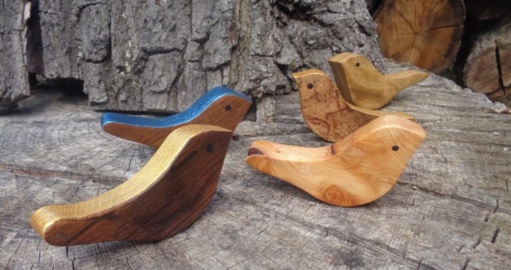 Vögel aus Eiche, Wacholder, Walnuss und Robinie