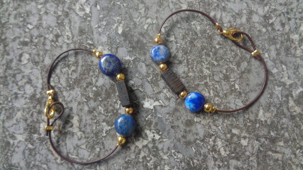 Armbänder aus Leder mit Mooreiche und Lapislazuli