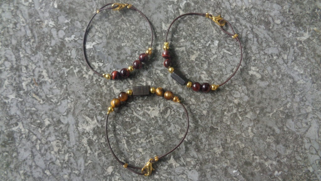 Armbänder aus Leder mit Mooreiche und Tigerauge (rot und braun)