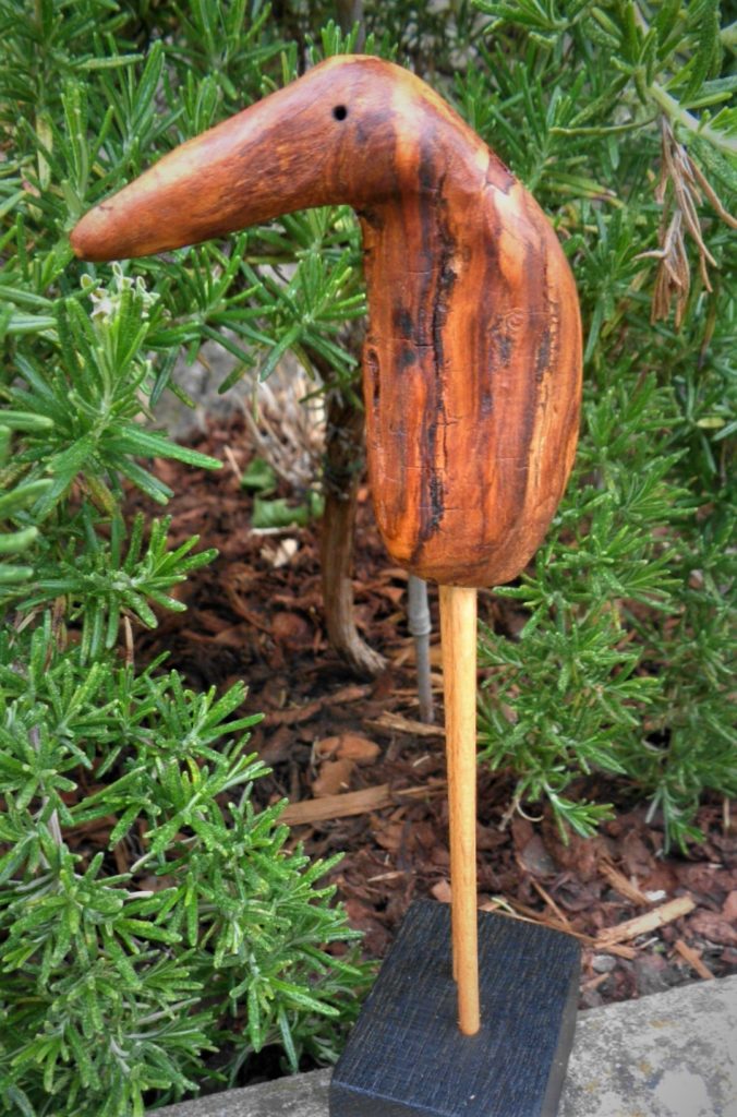Schräger Vogel aus Pflaumenholz