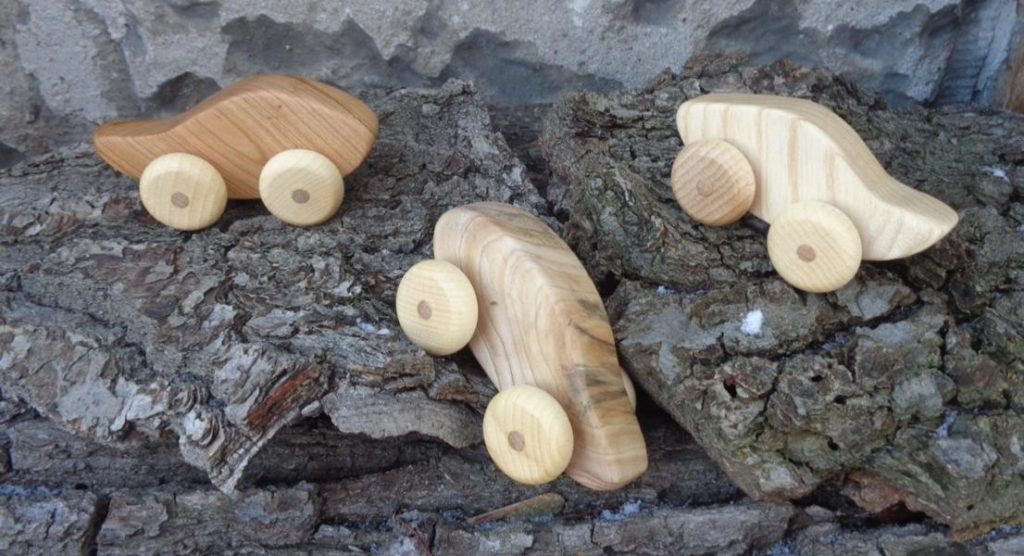 "Springautos" aus Lärche, Walnuss und Kirsche