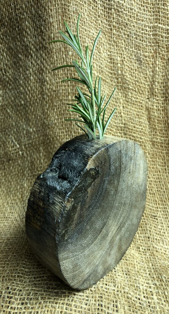Vase aus einer Holzscheibe, Durchmesser 13 cm, Dicke 4 cm