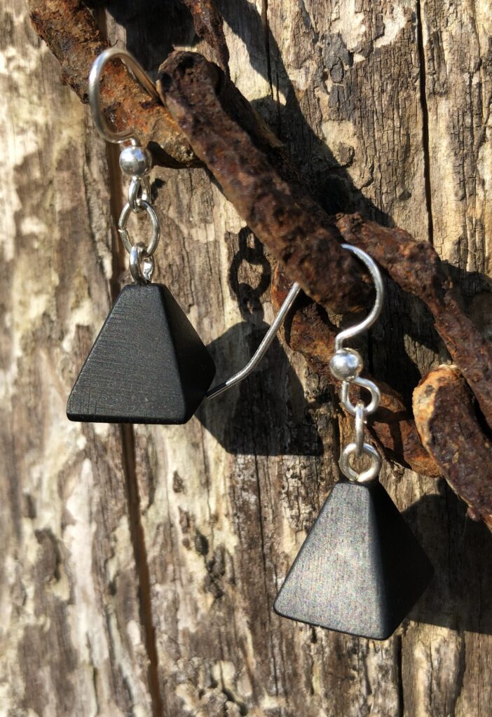 Kleine, dezente und doch auffällige Ohrringe aus Ebenholz, Pyramidenform