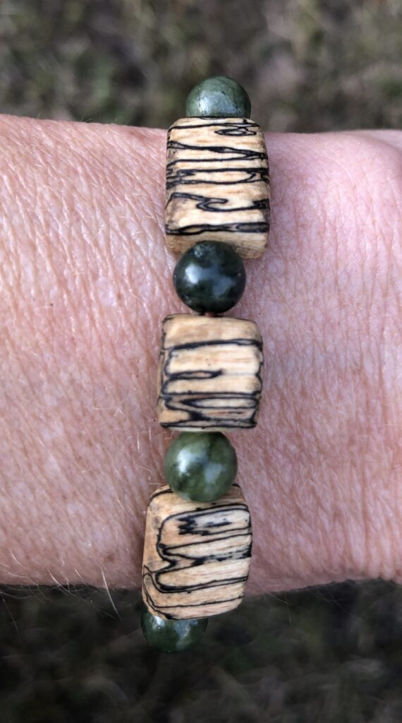 Armband mit Myrai-Holz und Drachenblutjaspis