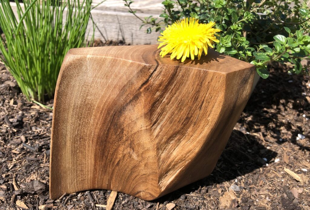 Kleine Vase aus Walnussholz