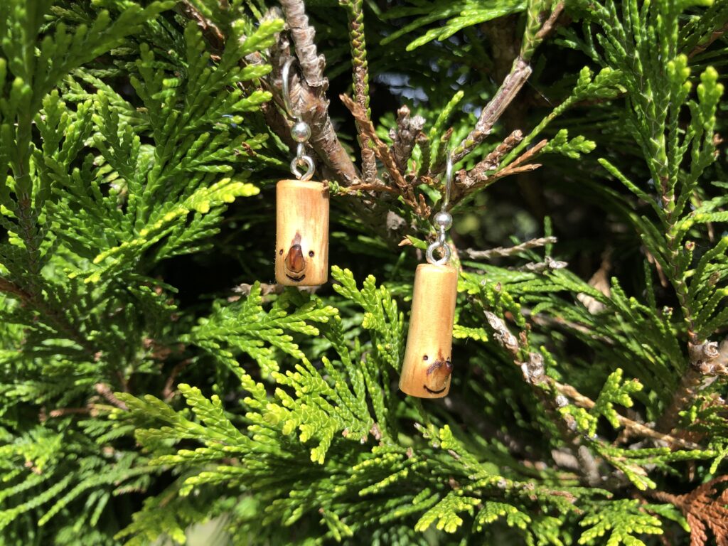 Holzkumpel-Ohrringe