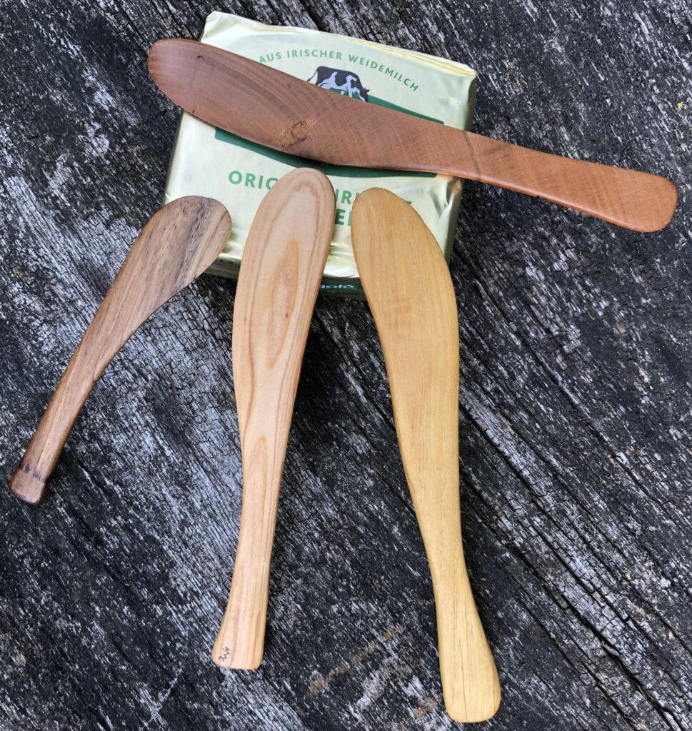 Buttermesser aus Walnuss, Kirsche, Robinie und Pfirsich